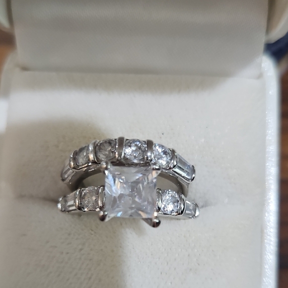 Sophisticated Silver Ring with Sparkling Accent Stones - Picture 2 of 6